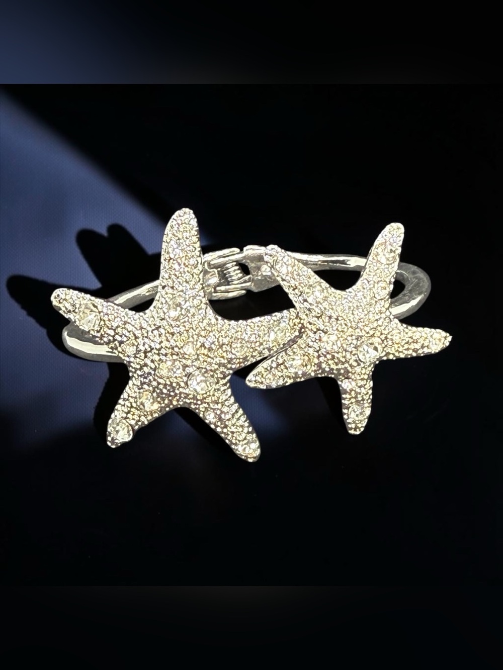 🩶Silver-Tone Crystal Encrusted Starfish Hinged Bangle/NWOT🩶